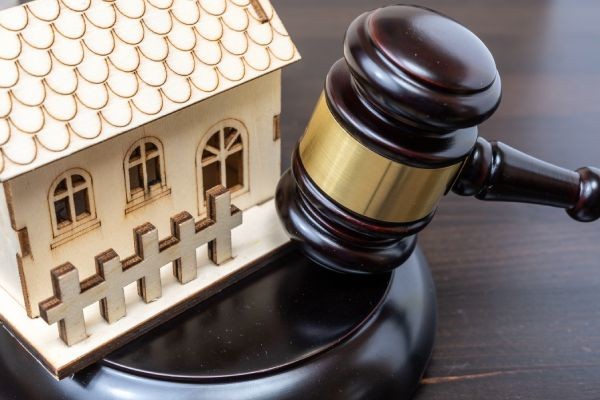 Expulsion locataire via huissier à Huy : étapes